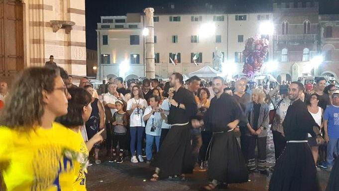 Frate francescano si accascia durante la festa in piazza