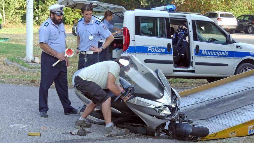 Si scontrano scooter e auto