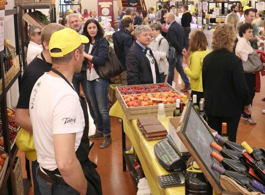 Prodotti dei campi a chilometro zero Mercato nell’ex chiesa