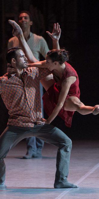 Il magnifico trittico di Aterballetto seduce i Chiostri di San Pietro 