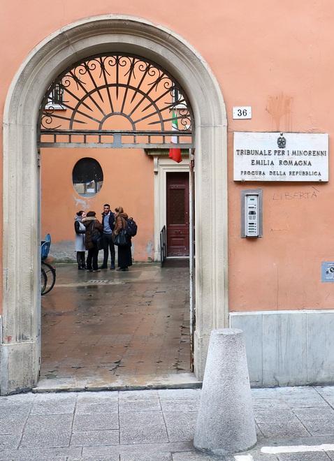 Scandalo affidi, al vaglio del tribunale il ritorno in famiglia di un altro bambino 