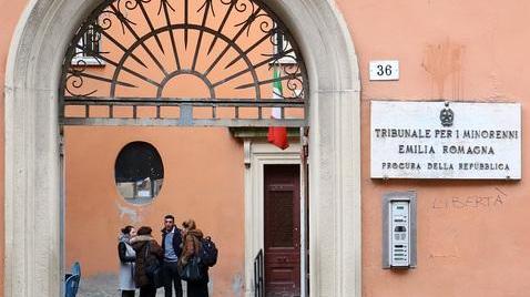 Scandalo affidi, al vaglio del tribunale il ritorno in famiglia di un altro bambino