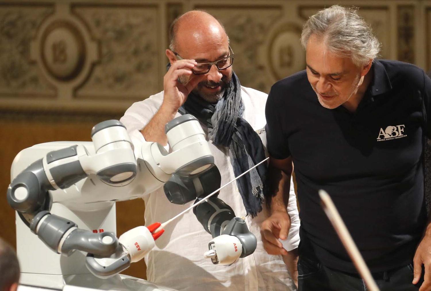 Andrea Bocelli per la prima volta diretto da un robot, YuMi, nella seconda edizione del Festival della robotica