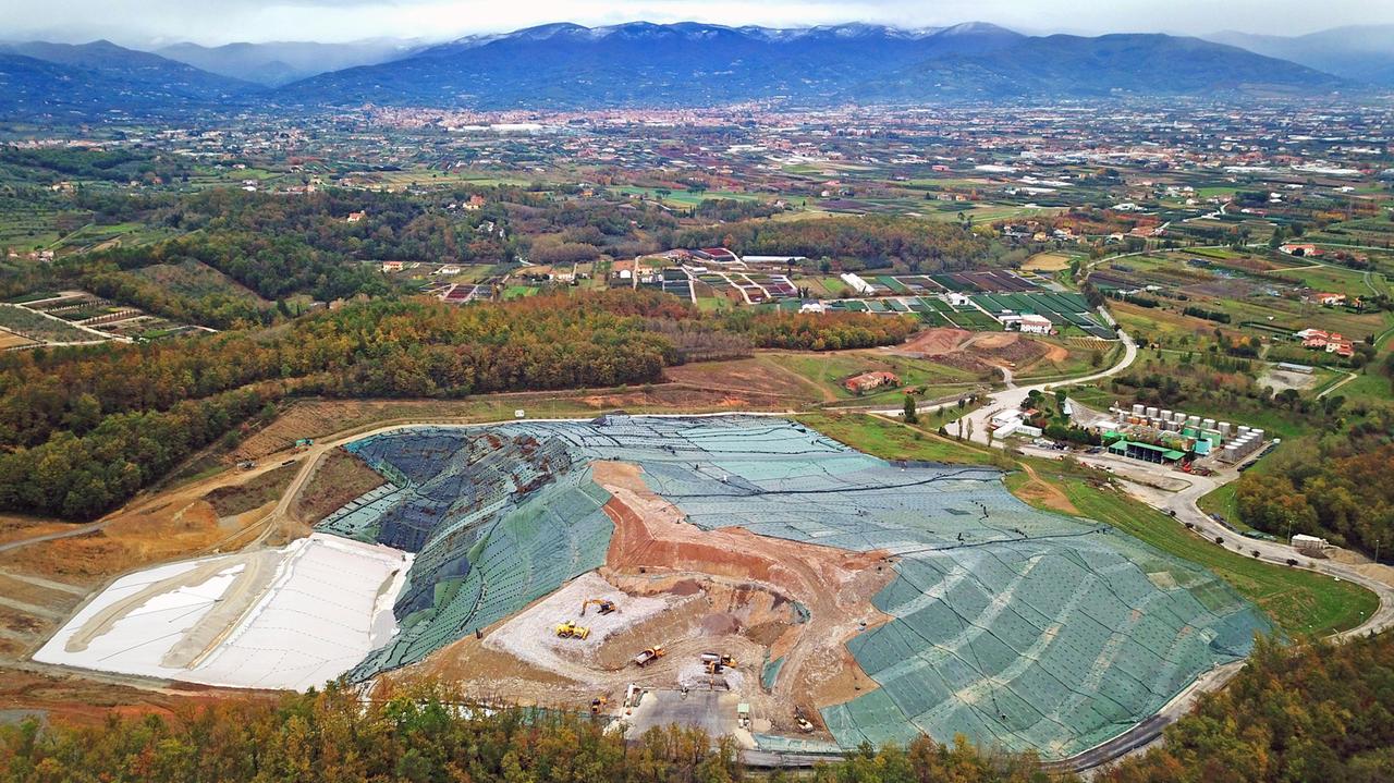 Una veduta aerea della discarica del Cassero, a Casalguidi (foto Gori)