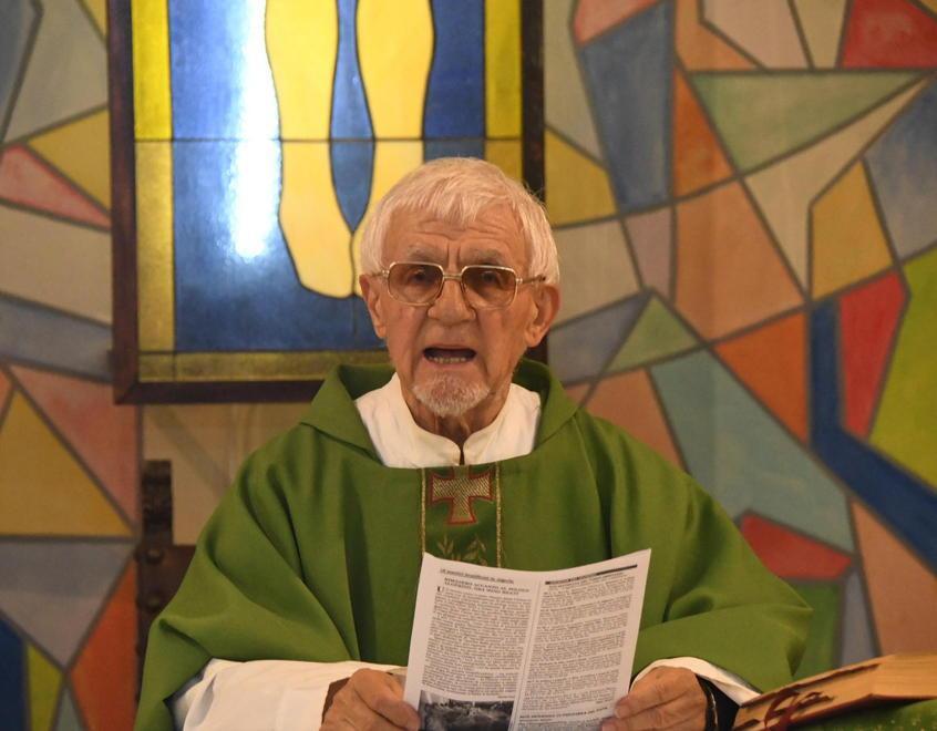 Opa, il cappellano va “in pensione”. Raccolta firme: lasciatelo con noi 