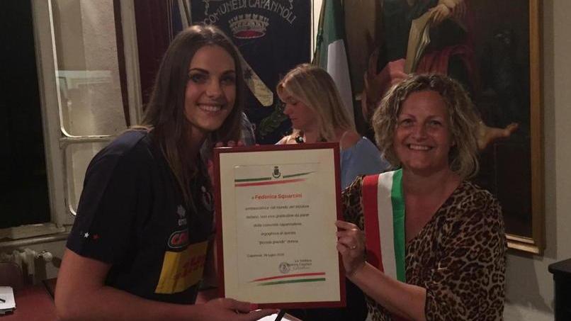 La sindaca di Capannoli Arianna Cecchini premia in municipio la campionessa di volley Federica Squarcini