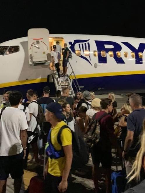 Maltempo, caos al Galilei: arriva anche la polizia. L'aeroporto: «Prima c'è la sicurezza» - Video
