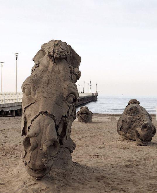 Una scultura di Gustavo Aceves