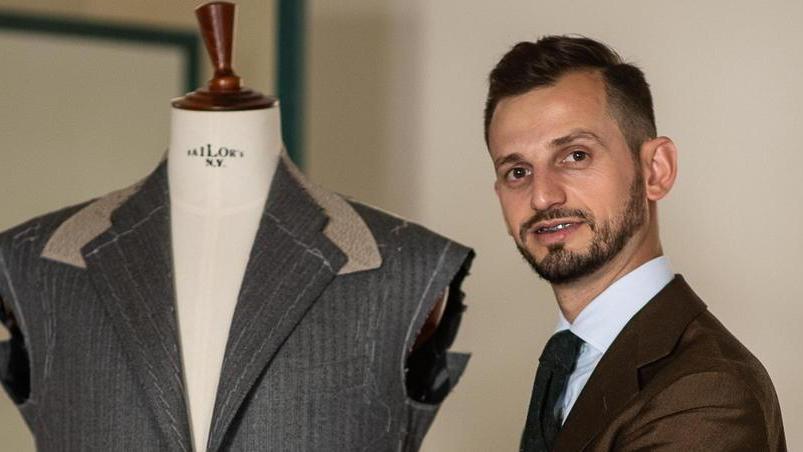 Sarto dei vip con l’atelier in proprio a Lucca: il sogno di Qemal è realtà