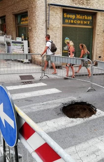 Cede l’asfalto, strada chiusa