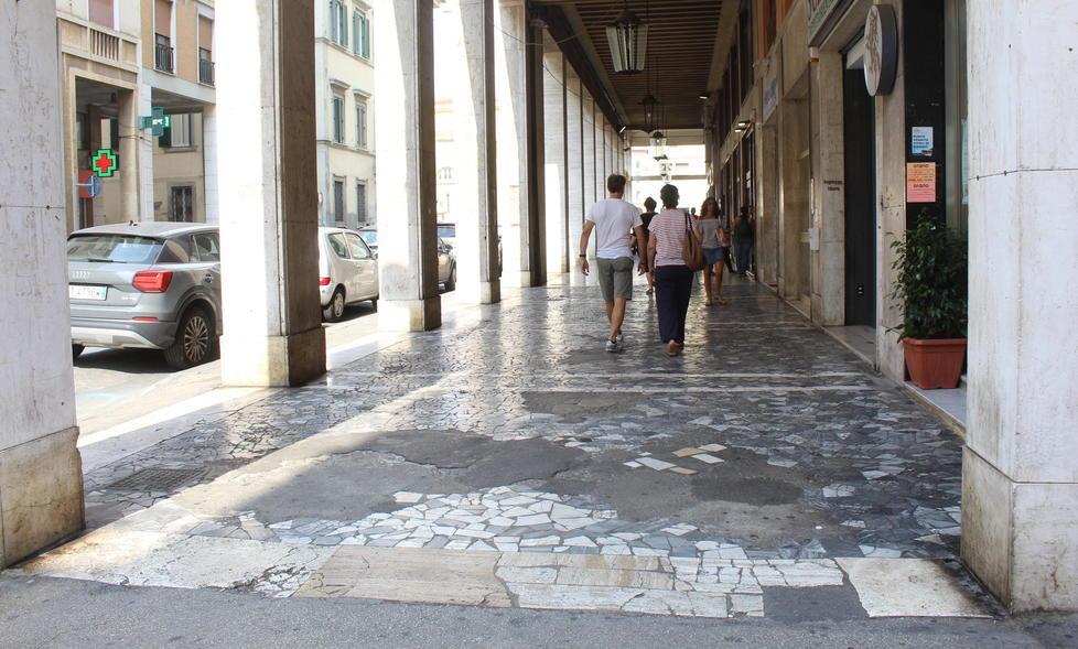 I lavori in via Grande per ora non partono «Niente grès, cambiamo il progetto M5S» 