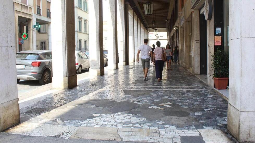 I lavori in via Grande per ora non partono «Niente grès, cambiamo il progetto M5S»