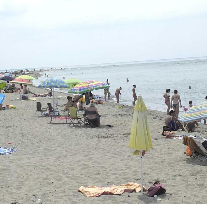 Muore sotto gli occhi di moglie e figli mentre fa il bagno a due passi dalla battigia 