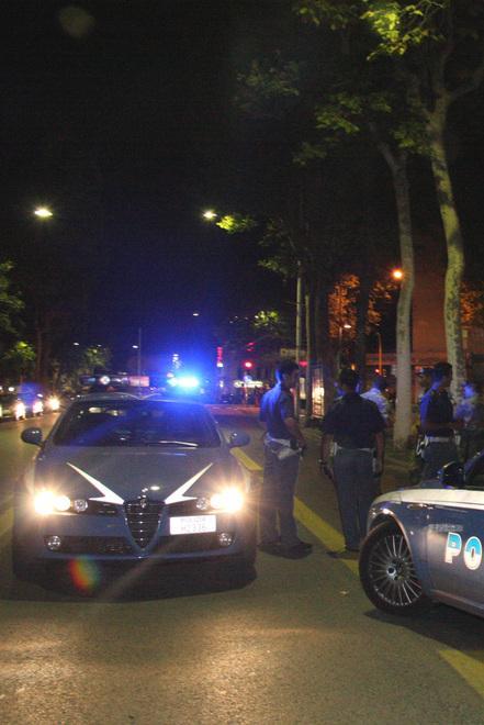 Turisti francesi sbronzi fanno a botte per strada