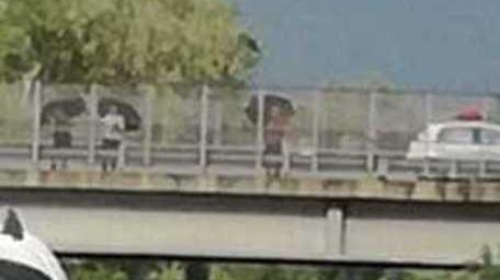 Si ribalta una roulotte traffico in tilt per ore