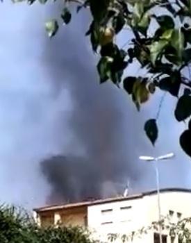 Fiamme sul terrazzo paura in un condominio Sviene una donna