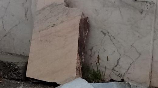 Vandali in azione di notte a Campo Tizzoro danni anche a un motorino