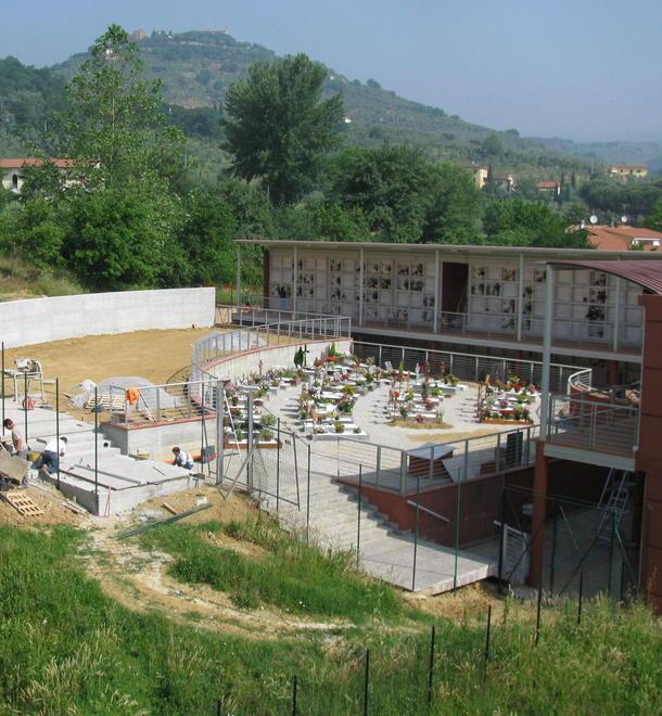 Nuova azienda dopo il fallimento e al cimitero ripartono i lavori 