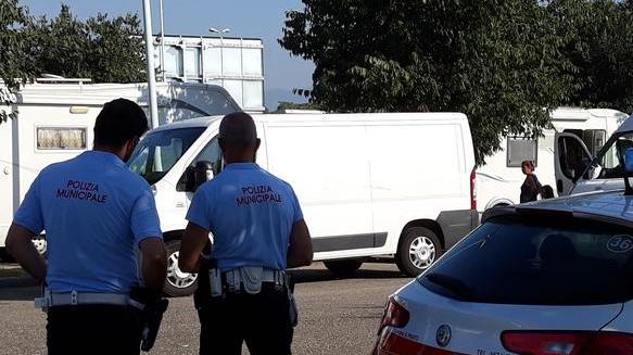 Dormivano nei furgoni Allontanate sei persone