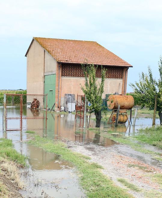 L’acqua arriva fino in casa ma lui non si accorge di nulla 