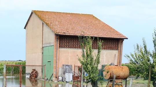 L’acqua arriva fino in casa ma lui non si accorge di nulla