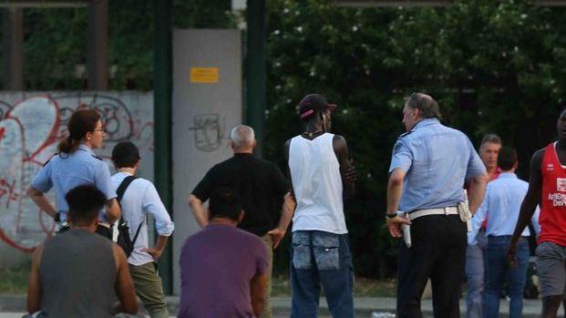 Rivolta dei gambiani Salvini alla carica «Tolleranza zero»