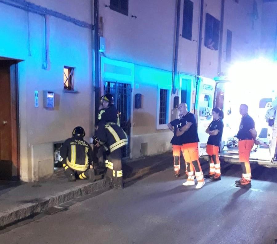 L'intervento dei vigili del fuoco e del personale della Pubblica Assistenza in via Pallacorda (foto Batavia)