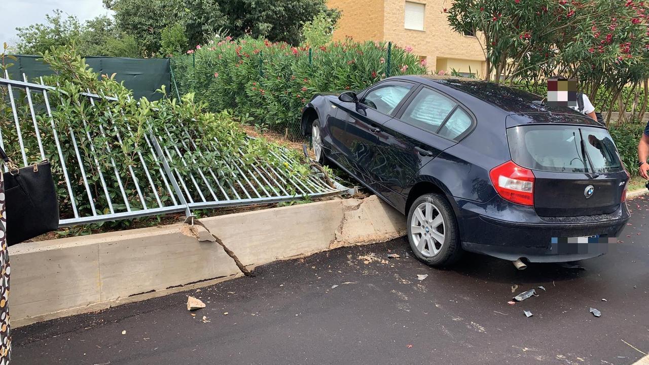 Va dritto all’incrocio e butta giù la recinzione del giardino di una casa