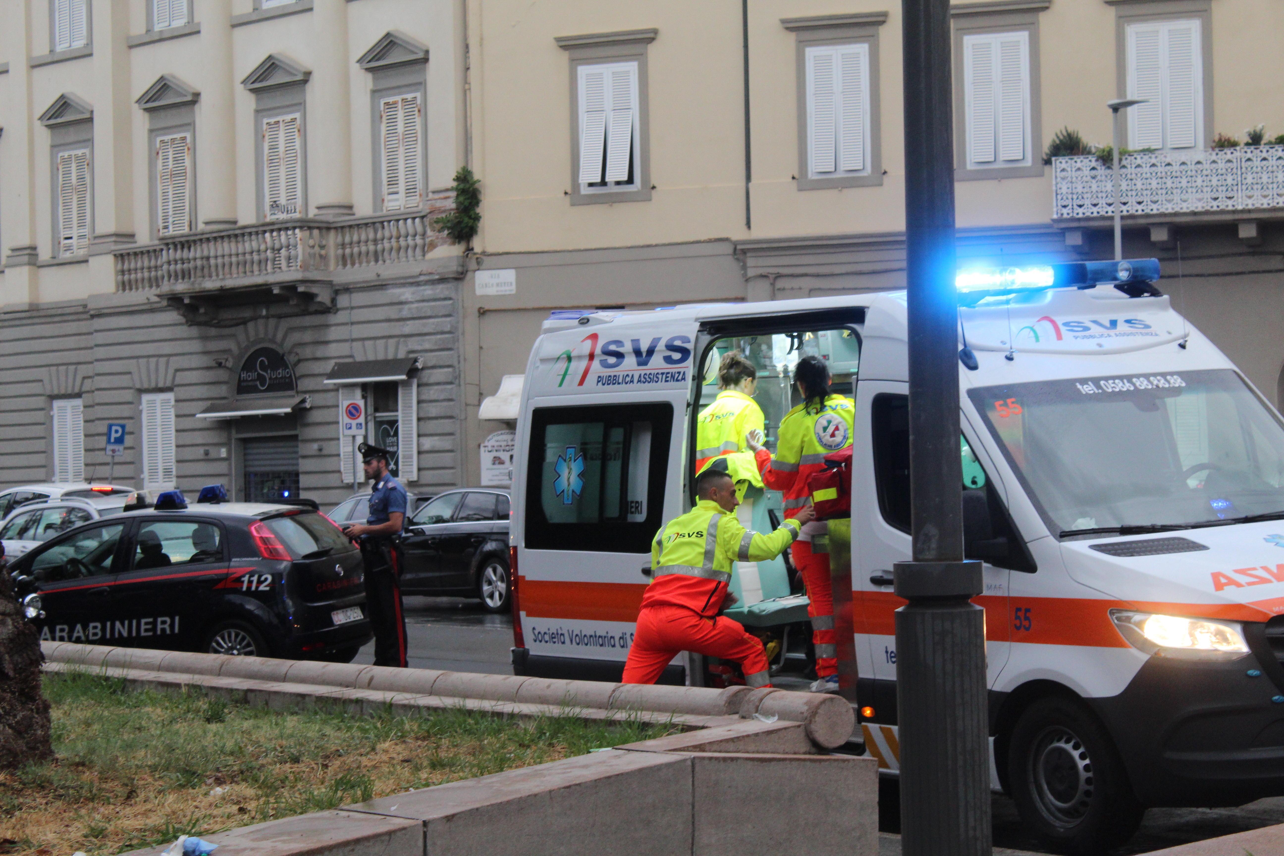 I volontari della Svs impegnati nei soccorsi su viale Italia (foto Foschi/Pentafoto)