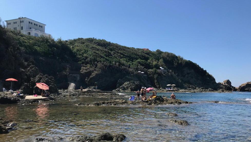 Una veduta d’insieme della villa e della baia