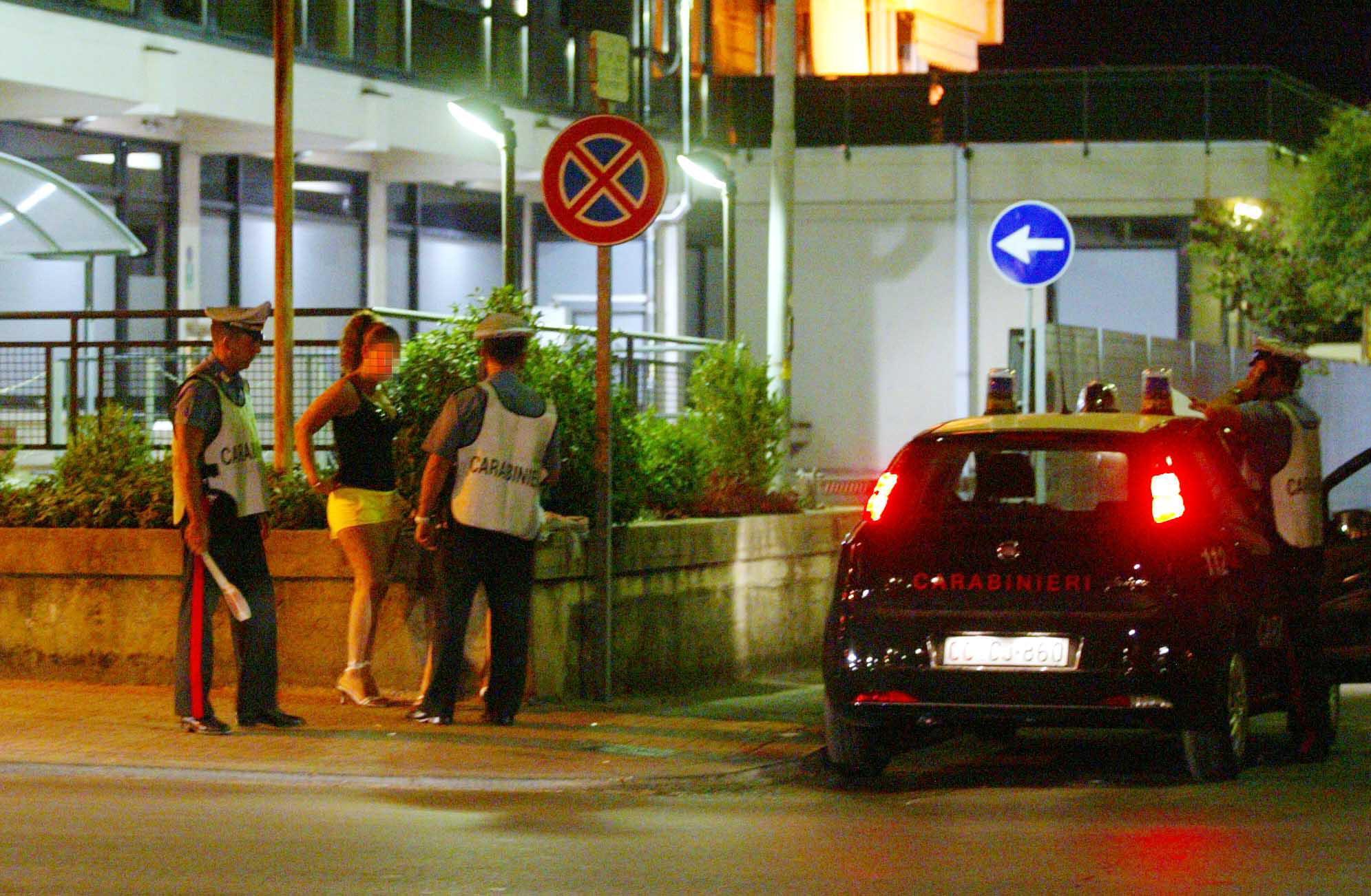 Controlli dei carabinieri contro la prostituzione in strada (foto d'archivio)