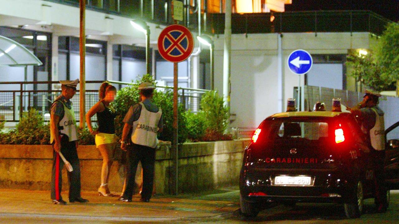 Controlli dei carabinieri contro la prostituzione in strada (foto d'archivio)