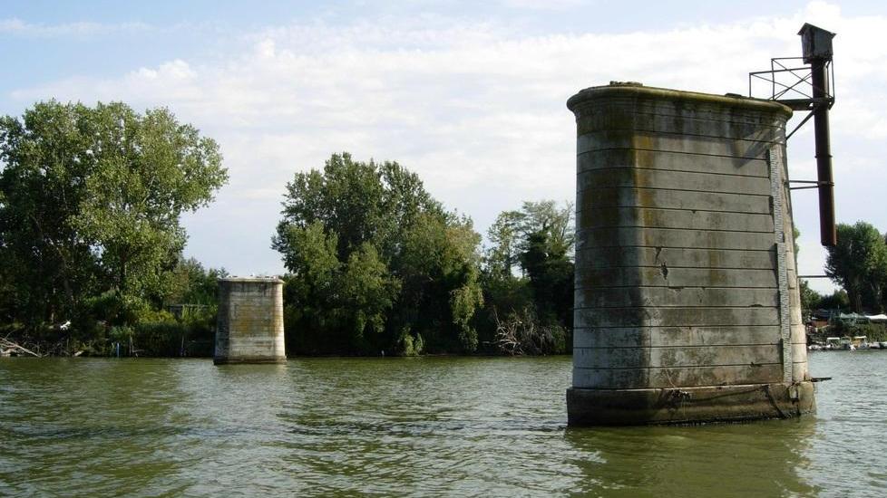 Le pile della passerella su cui negli anni Ottanta poggiavano le tubazioni dell’acquedotto di Livorno