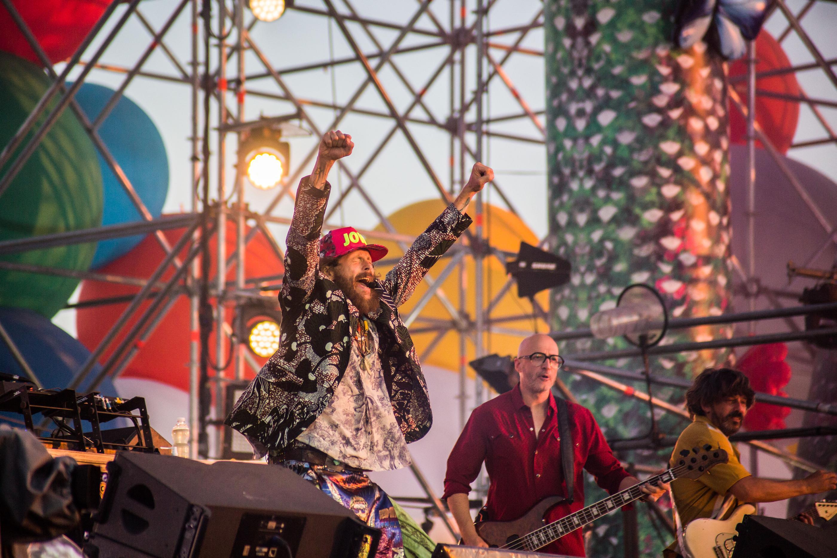 Jovanotti sul palco del Jova beach party