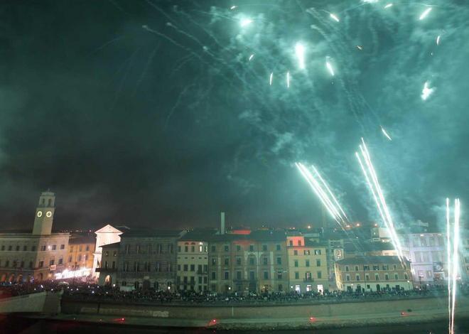 Luci e fuochi illuminano il Capodanno pisano 