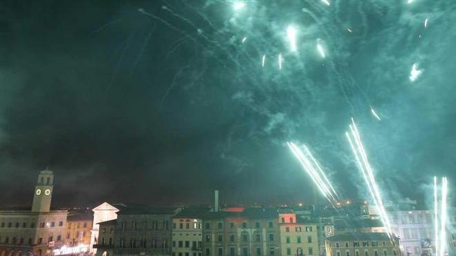 Luci e fuochi illuminano il Capodanno pisano
