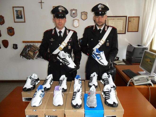 Sorpreso a vendere scarpe contraffatte 