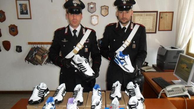 Sorpreso a vendere scarpe contraffatte