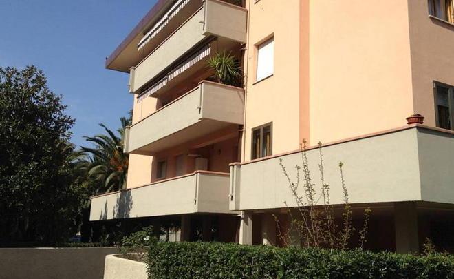 Ladro si butta giù dal secondo piano 