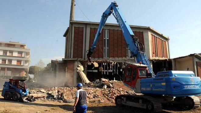 Giù la chiesa in via Pisa È cominciata la demolizione