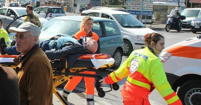Scontro fra automobili Tre in ospedale, traffico in tilt 
