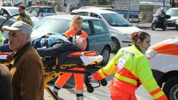 Scontro fra automobili Tre in ospedale, traffico in tilt