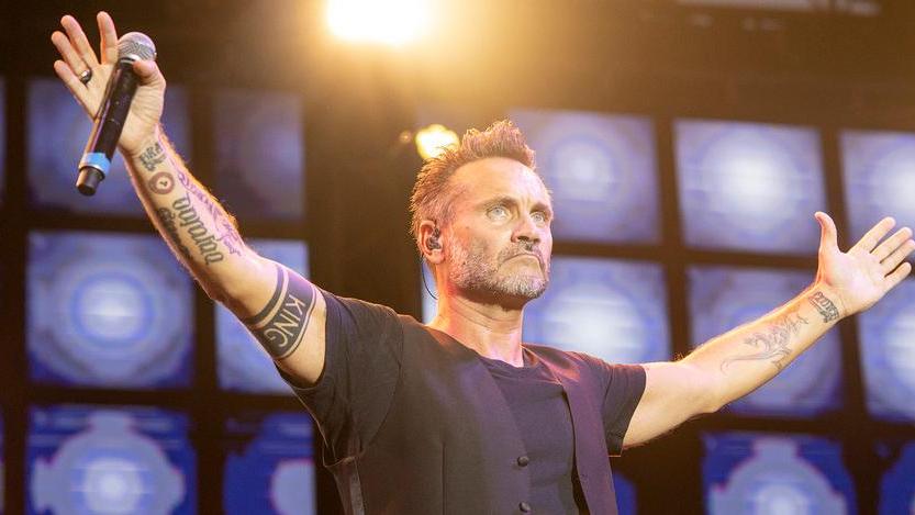 Radio Bruno Estate, successo clamoroso con migliaia di fans Nek apre il “concertone” in piazza Roma. Si balla con Bertè e gli altri big