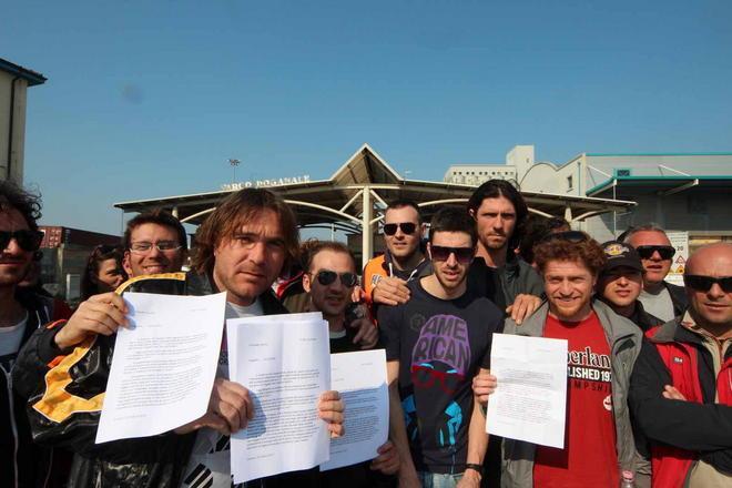 I lavoratori Agelp in protesta al varco Valessini 
