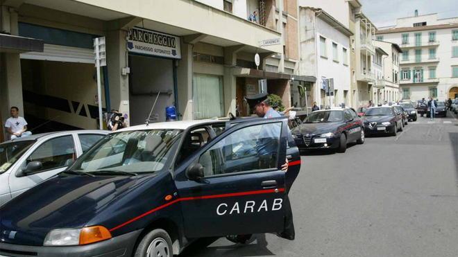Con l’ascia contro il vicino che fa troppo rumore, arrestato un settantenne