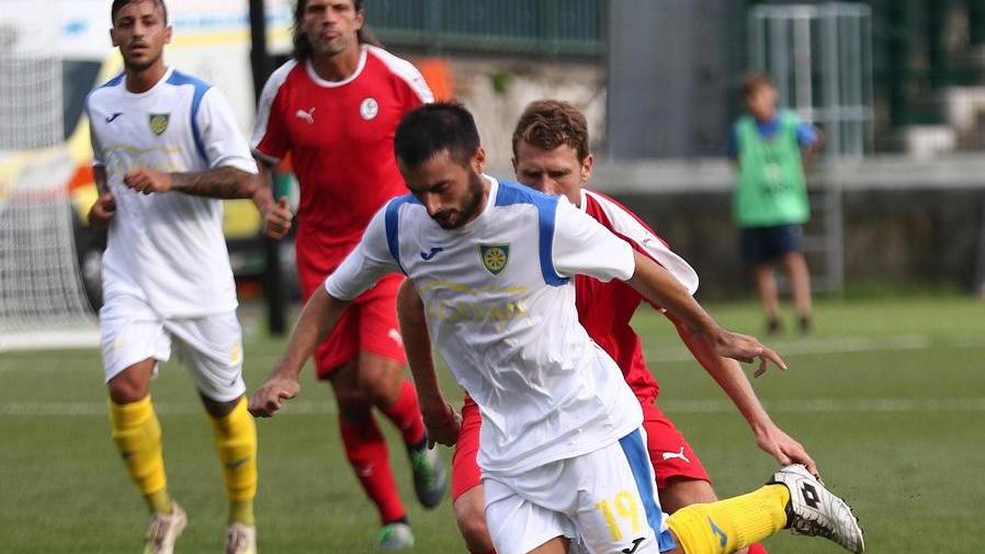 Partenza in salita: vincono i disoccupati gli azzurri restano in 10 per oltre un tempo