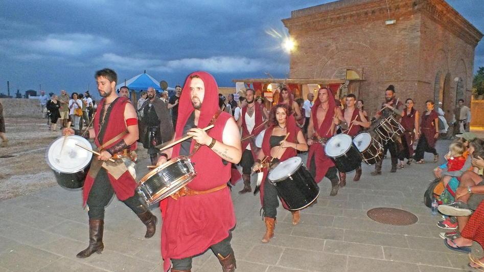 Tempus est jocundum, il meteo inclemente non impedisce la manifestazione