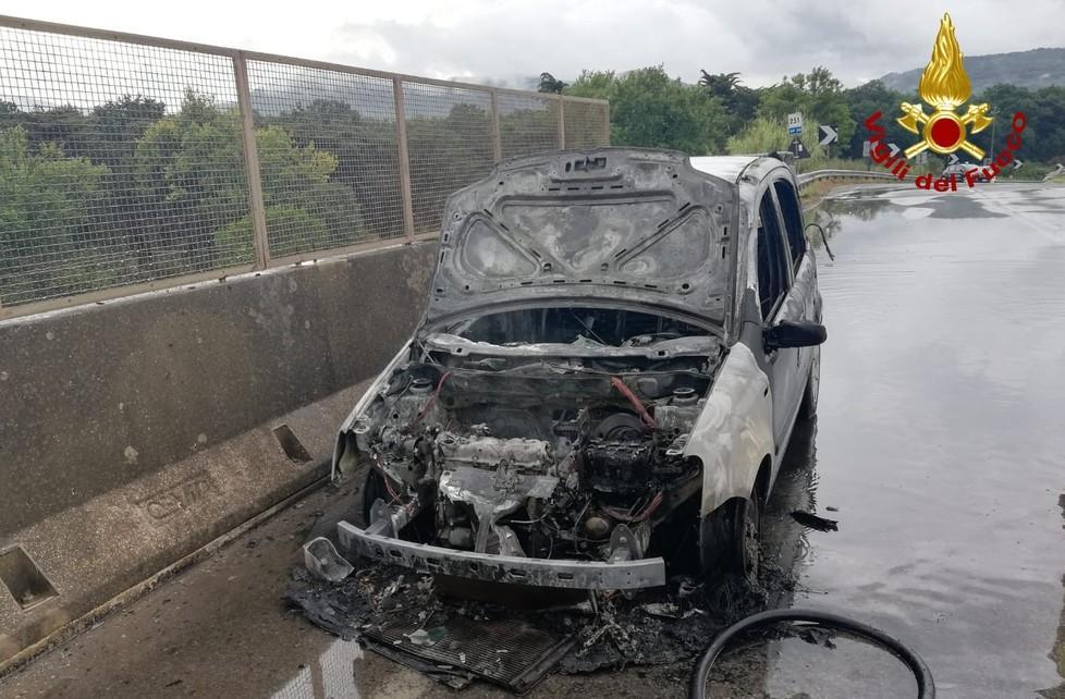 Auto distrutta dalle fiamme