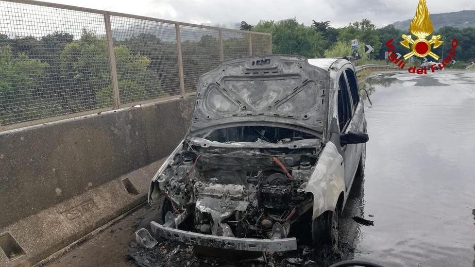 Auto distrutta dalle fiamme