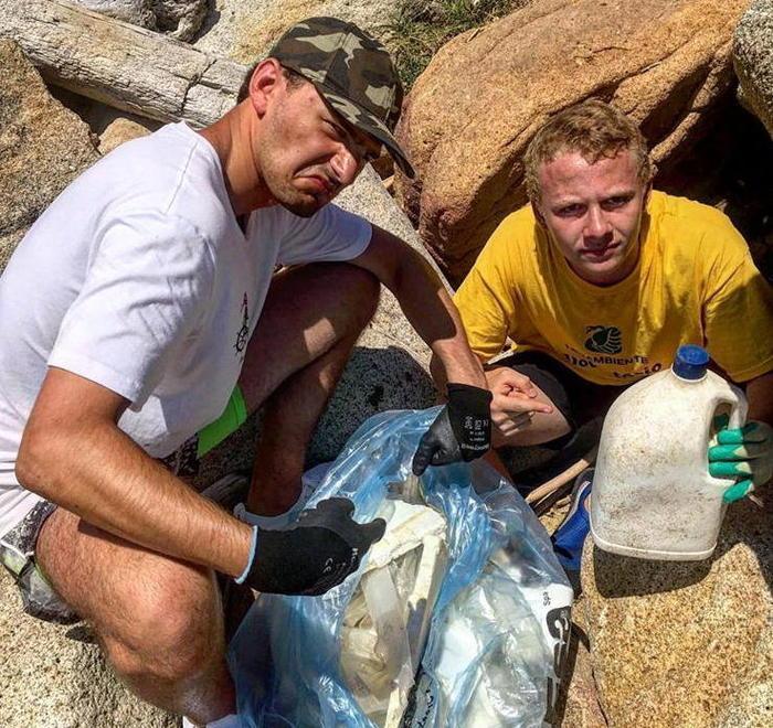 Che brutta sorpresa a Cala Smeraldo Il mare turchese assediato dalla plastica